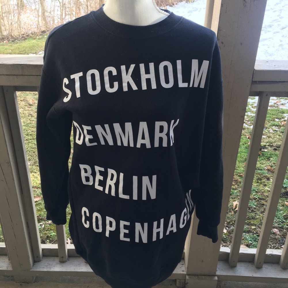 Forever 21 Black Sweatshirt. Size M